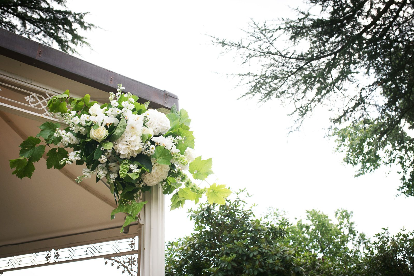 White wedding flowers for an outdoor wedding