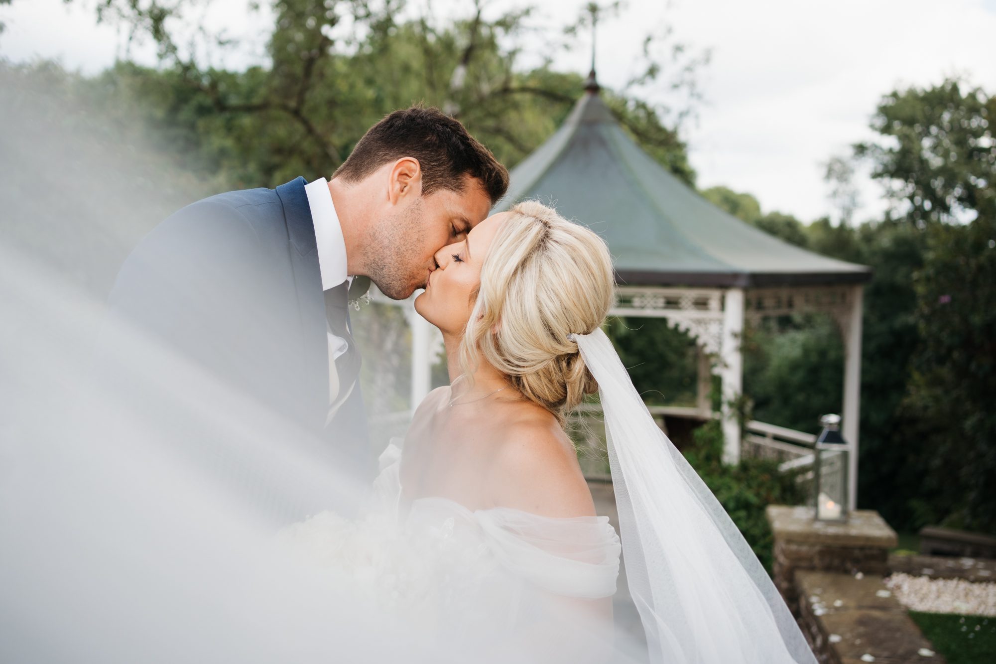 Roamtic bride and groom photography.